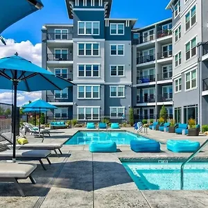 Designer With Jacuzzi, Pool & Mountain Views Sparks